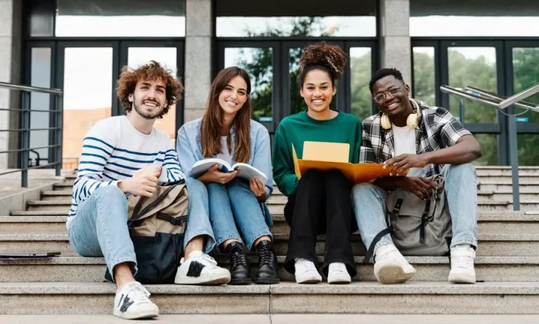 مجموعة من طلاب الجامعات